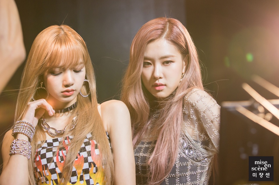 블랙핑크 X 미쟝센 광고 촬영 현장. 리사, 로제